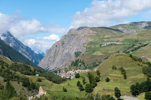 Monte Les Terrasses e cidade de La Grave (França ) — Fotografia de Stock