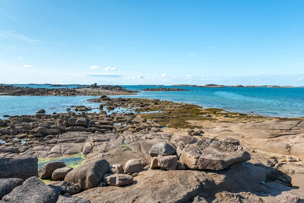 Balvan a útesy u trebeurden (Francie) — Stock fotografie