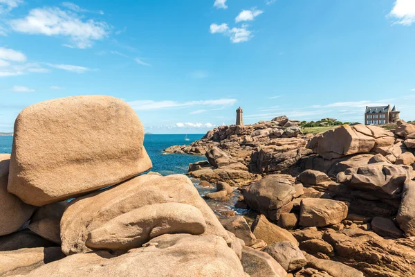 Pink granite cliffs in Saint-Guirec (France) — Stock Photo, Image