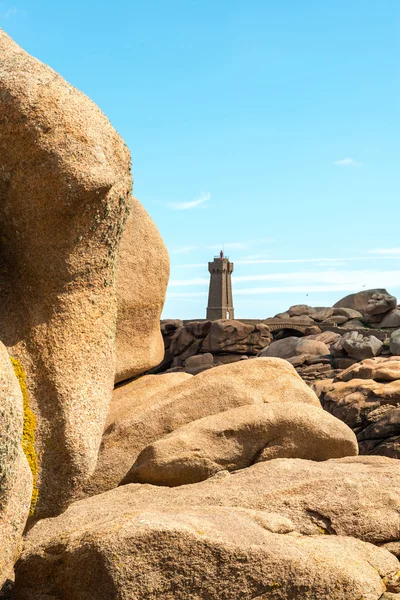 Acantilados de granito rosa en Saint-Guirec (Francia ) Fotos De Stock Sin Royalties Gratis