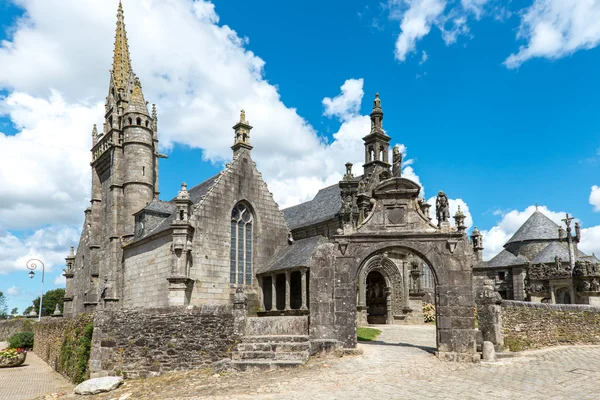 Entrada a la parroquia cercana, Guimiliau (Francia ) — Foto de Stock