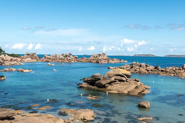 Boulders on the coast near Saint Guirec, at low tide (France) — Stock Photo, Image