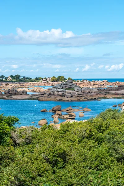 Rotsen aan de kust in de buurt van saint guirec, bij eb (Frankrijk) — Stockfoto