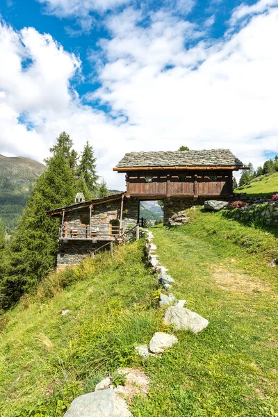 Walserhäuser in mascognaz (italien) — Stockfoto