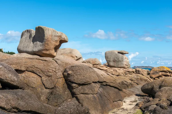 Boulders on the coast near Saint Guirec, at low tide (France) — Stock Photo, Image