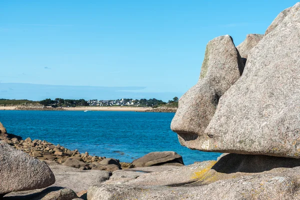 Boulders on the coast near Saint Guirec, at low tide (France) — Stock Photo, Image