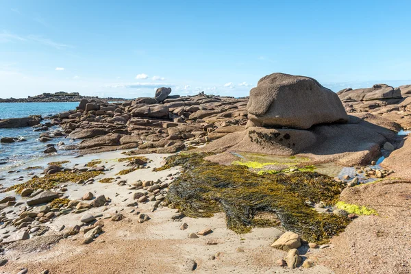 Boulder och klippor nära trebeurden (Frankrike) Royaltyfria Stockbilder