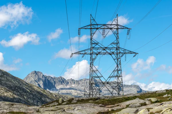 Pylon wysokiego napięcia na Gotarda (Szwajcaria) — Zdjęcie stockowe