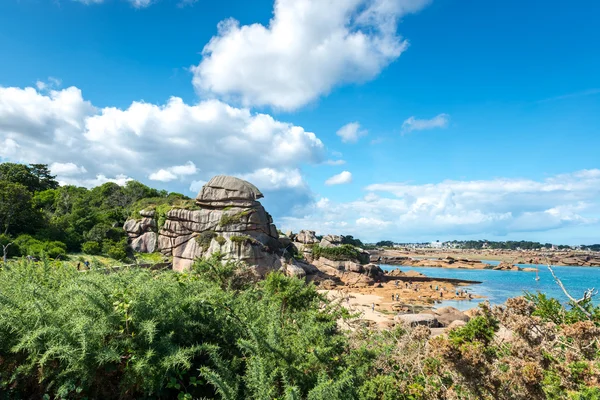 Pink granite cliffs in Saint-Guirec (France) — Stock Photo, Image