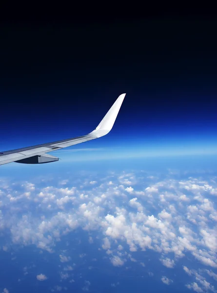 窓から飛行機の翼と雲の眺め — ストック写真