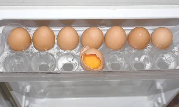 Casca de ovo rachadura na geladeira — Fotografia de Stock