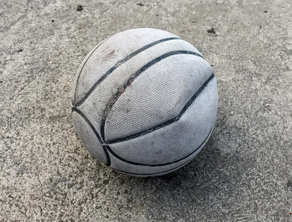 Old basketball on the ground — Stock Photo, Image