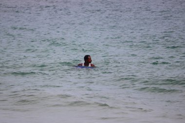Chennai, Tamil Nadu, Hindistan. 23 Ekim 2020. Yalnız bir adam derin denizde banyo yapıyor.