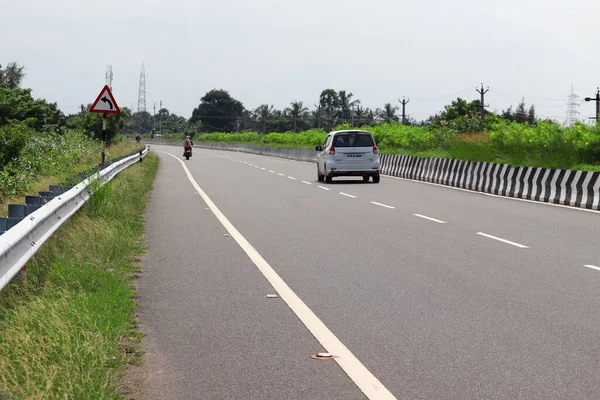 Chennai, Tamil Nadu, Hindistan. 22 Ekim 2020. Hindistan 'da ulusal otoyolda yürüyen özel araçlar ve trafik işaretleri.