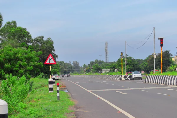 印地安人红绿灯公路上的箭头右转与直开车 — 图库照片