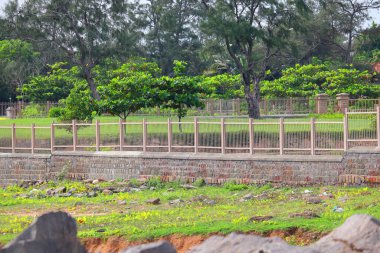 Bahçenin etrafına demir bir duvar örülmüş. Fikirler ve fotoğraflar çerçevelenir, hayvanlardan ve insanlardan korunmak için..