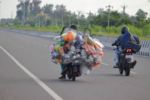 Chennai Tamil Nadu Hindistan Ekim 2020 Sokak Satıcıları Yolda Motorsiklete — Stok fotoğraf