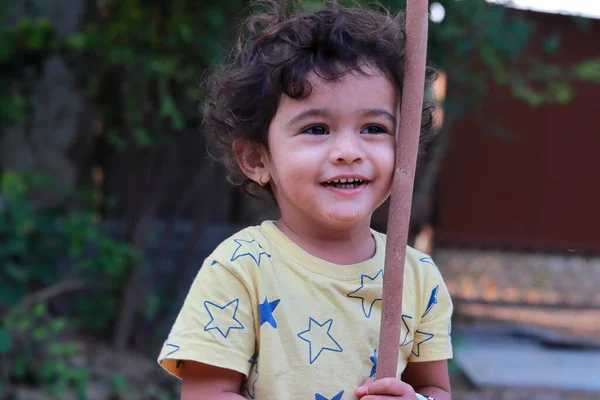 Petit Enfant Indien Joue Avec Bâton Bois Rit — Photo