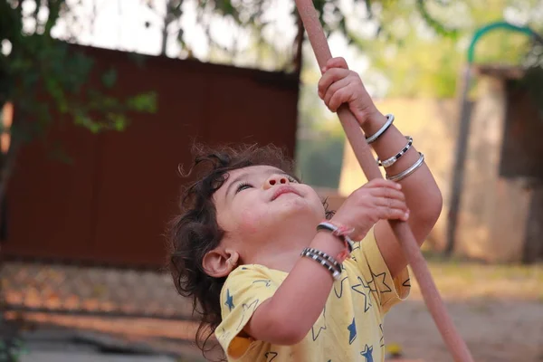 Niño Pequeño Sosteniendo Palo Madera Mirándolo — Foto de Stock