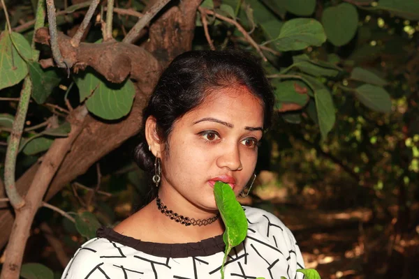 Foto Retrato Hermosa Joven Mujer India Atrapada Con Una Hoja —  Fotos de Stock