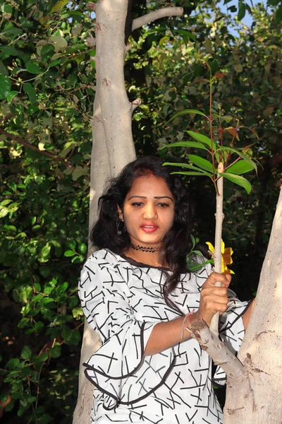 Een Indiaanse Gelukkige Jonge Vrouw Die Tak Van Zwarte Bessenboom — Stockfoto