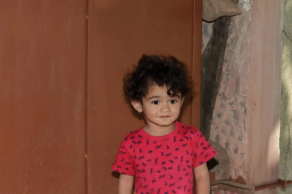 Retrato Foto Niño Indio Pequeño Con Fondo Puerta Seguridad Color — Foto de Stock