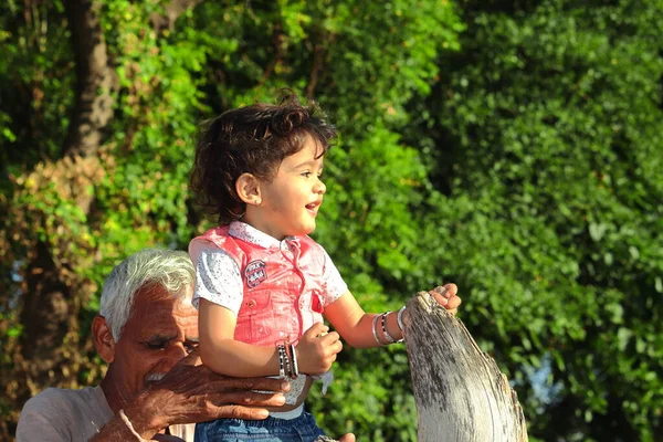 Sentado Tronco Seco Árbol Que Yace Campo Abuelo Nieto Indios — Foto de Stock