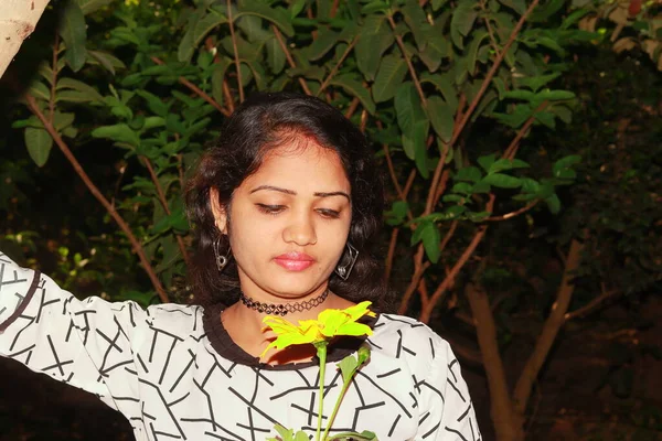 Una Hermosa Mujer India Pie Jardín Sosteniendo Girasol Color Amarillo —  Fotos de Stock