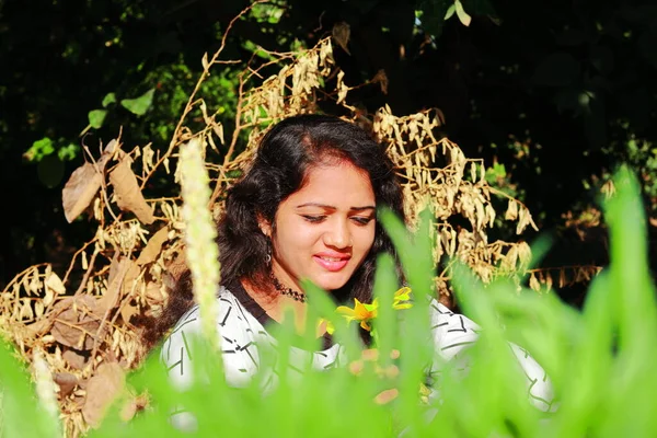 Indiana Jovem Senhora Posando Jardim Com Rosto Bonito Atraente Índia — Fotografia de Stock