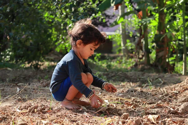 Foto Uma Pequena Bela Criança Origem Indiana Brincando Jardim Com — Fotografia de Stock