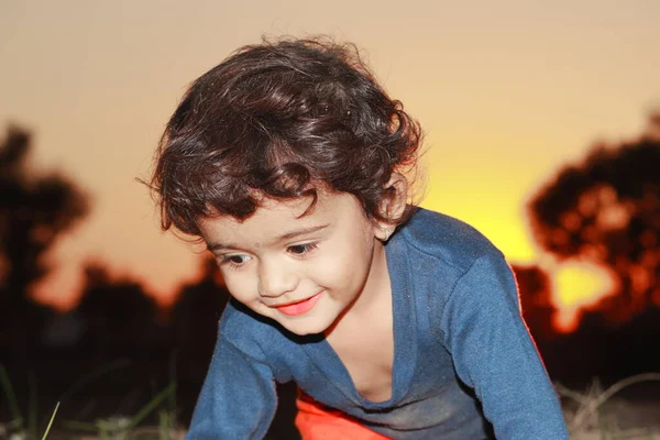 Hermosa Cara Niño Indio Fondo Del Atardecer India —  Fotos de Stock