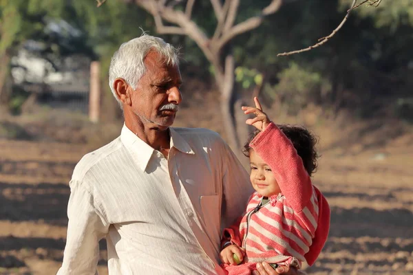 Beau Petit Enfant Indien Est Cultivé Main Grand Père Indien Photos De Stock Libres De Droits