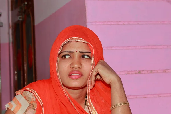 Una Hermosa India Sentada Cerca Casa Una Atractiva Mujer Rajasthani —  Fotos de Stock