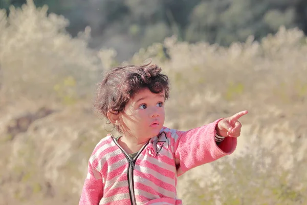 Malé Krásné Dítě Indického Původu Lese Gestem Ruky Které Něco — Stock fotografie