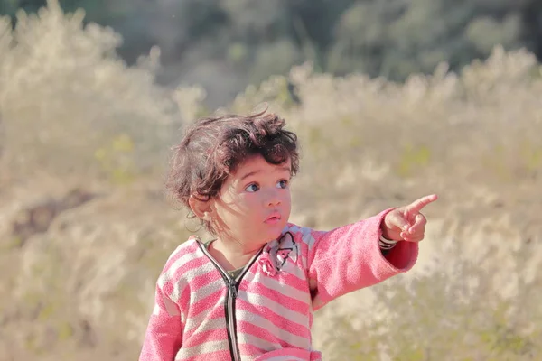 Petit Bel Enfant Origine Indienne Dans Forêt Avec Geste Main — Photo