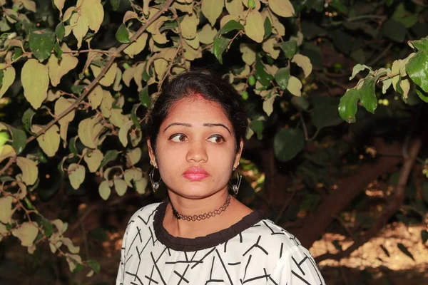 Fröhliche Junge Indische Hindu Frau Freien Garten Nahaufnahme Porträt Der — Stockfoto