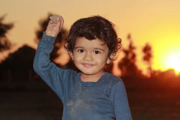 Bellissimo Bambino Indiano Indù Sorride Guardando Macchina Fotografica Con Pietra — Foto Stock