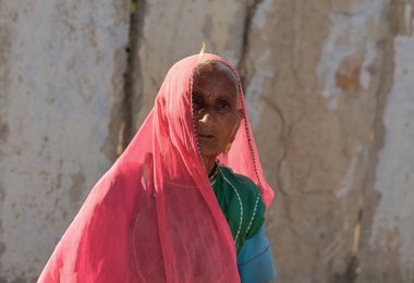 Hindistan 'dan Rajasthan. 1 Ekim 2020. Rajasthani elbisesi giymiş yaşlı bir kadının portresi. Hindistan - Asya