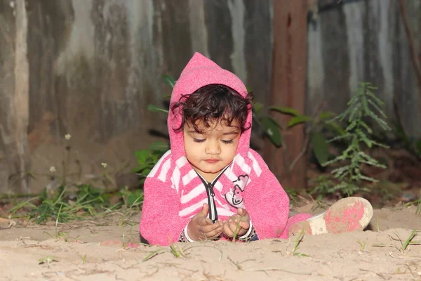 Retrato Close Uma Criança Menino Pequeno Asiático Brincando Solo Arenoso — Fotografia de Stock