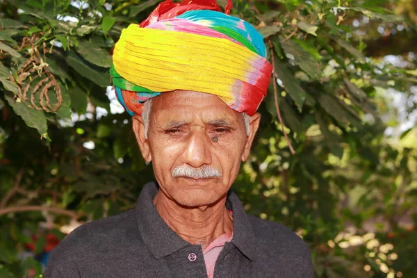 Retrato Close Fazendeiro Hindu Sênior Vestindo Turbante Jardim Sorrindo Olhando — Fotografia de Stock