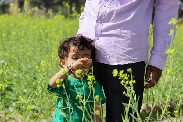 Primer Plano Pequeño Niño Indio Parado Campo Mostaza Jugando Con — Foto de Stock