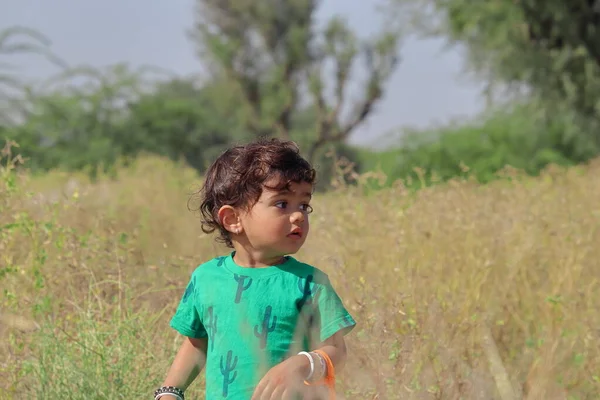 Nahaufnahme Porträt Des Schönen Kleinen Indischen Jungen Posiert Draußen Der — Stockfoto