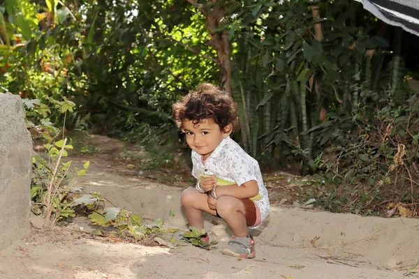 Närbild Framifrån Liten Söt Baby Poser Att Sitta Trädgården Och — Stockfoto