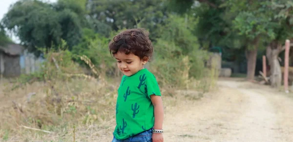 Foto Primer Plano Lindo Niño Indio Pie Campo Sonriendo Mirando — Foto de Stock