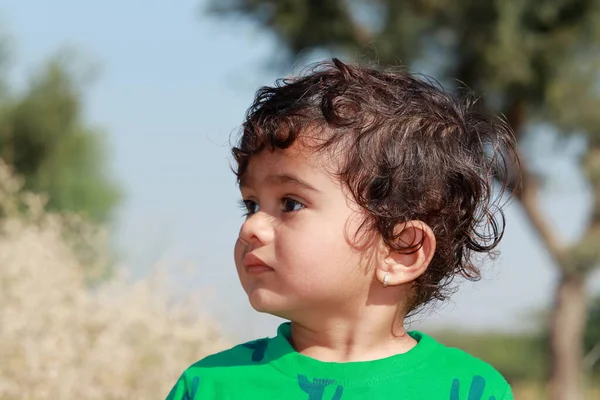 Primer Plano Vista Perfil Retrato Pequeño Niño Hindú Indio Lindo —  Fotos de Stock