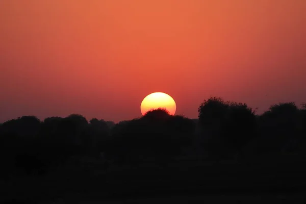 Вид Круглого Желтого Яркого Солнца Тусклого Солнечного Света Закат Силуэтом — стоковое фото
