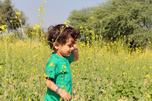 Primer Plano Niño Indio Jugando Corriendo Campo Mostaza Niño Granjero — Foto de Stock