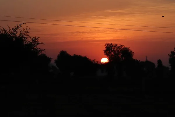 Landschap Foto Van Een Zonsopgang Met Een Schitterende Halve Zon — Stockfoto