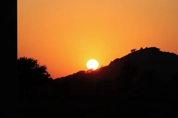 Gün Doğumu Fotoğrafı Parlak Bir Güneş Siluet Dağ Sırası Vahşi — Stok fotoğraf