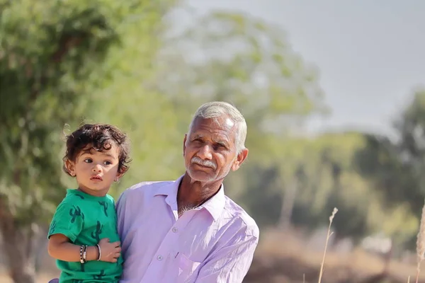 Close Retrato Menino Bonito Uma Família Agricultores Origem Indiana Senta Fotos De Bancos De Imagens Sem Royalties